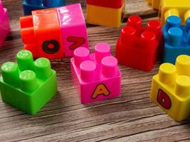 bloc de construction en plastique multicolore pour enfant ou concept de construction photo