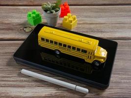 autobus scolaire sur tablette pour l'éducation ou le concept d'apprentissage en ligne photo