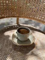 tasse de café chaud sur la table photo