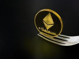 pièce de monnaie ethereum et fourchette pour le concept de crypto-monnaie hard fork photo