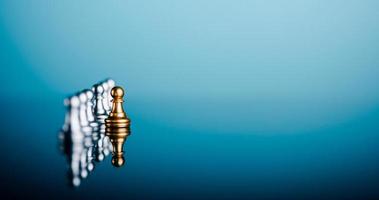 leadership créatif et idées commerciales différenciées développer une stratégie organisationnelle tournée vers l'innovation les pièces d'échecs sont disposées sur le sol et se distinguent par leur couleur. photo