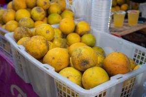 mise au point sélective sur des tas d'oranges qui sont vendues pour être pressées dans des boissons fraîches photo