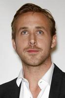 los angeles, 16 janvier - ryan gosling arrive à la soirée de remise des prix du globe doré 2011 de la société weinstein et des médias de relativité à l'hôtel beverly hilton le 16 janvier 2011 à beverly hills, ca photo