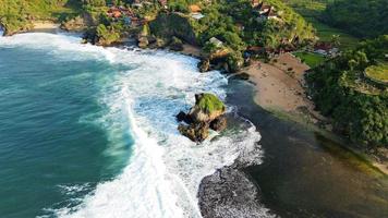 yogyakarta, java est-indonésie, 19 mai 2022 - belle vue aérienne panoramique de la plage de pandansari. photo