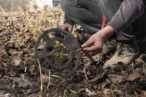 rechercher des objets militaires de l'époque de la guerre d'Autriche avec un détecteur de métaux photo