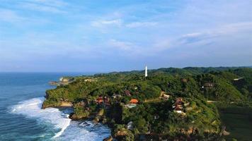 yogyakarta, java est-indonésie, 19 mai 2022 - belle vue aérienne panoramique de la plage de pandansari. photo