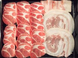 tranche de porc crue pour barbecue, cuisine japonaise, yakiniku photo