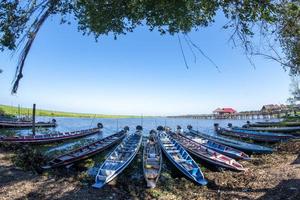 gondole, location de bateaux, parc à bateaux motorisés le long des berges de la rivière pour attendre les touristes. photo