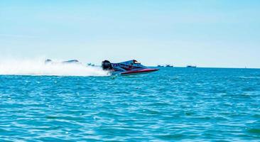 chonburi, thaïlande-26 novembre 2017 bateau f3 avec beau ciel et mer en bateau à moteur bangsaen 2017 à la plage de bangsaen en thaïlande photo