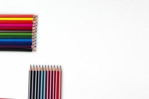 ensemble de crayons de couleur sur backgroup blanc. utilisé dans le concept de retour à l'école. vue de dessus de crayons multicolores isolés sur des modèles de fond blanc