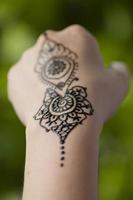 tatouage à la main au henné