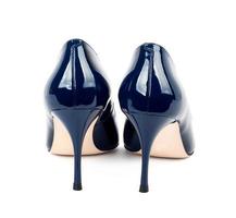 Belles chaussures femmes classiques bleu isolés sur fond blanc photo