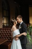 jeune couple mariée et le marié dans une robe courte blanche photo