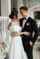 jeune couple mariée et le marié dans une robe courte blanche photo