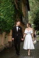 jeune couple mariée et le marié dans une robe courte blanche photo