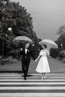 jeune couple mariée et le marié dans une robe courte blanche photo