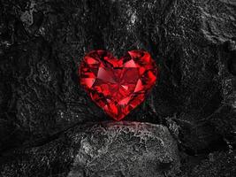 diamant en forme de coeur rouge sur fond de charbon noir photo