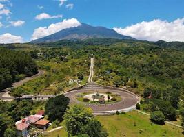 belle vue aérienne, colline du tourisme, à kuningan, ouest de java - indonésie. photo