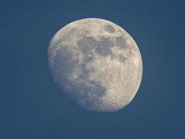 lune gibbeuse croissante, le temps avant la pleine lune photo