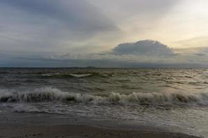 le ciel du soir a des nuages pleins de ciel, la lumière du soleil reflète l'eau de mer, la surface de la mer photo