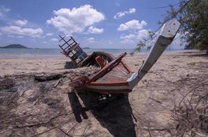 dégâts de la tempête. bateau de pêche sont endommagés. bateau effondré. photo