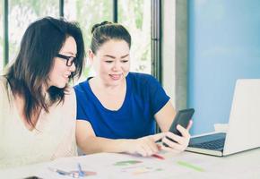 photo de style vintage de deux femmes d'affaires travaillent avec un ordinateur dans un bureau moderne