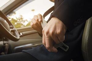 homme mettant la ceinture de sécurité avant de conduire, gros plan sur la boucle de ceinture, concept de conduite sûre photo