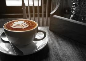 tasse de café chaud avec fenêtre de lumière chaude du matin, ton noir et blanc avec image de couche de couleur partielle photo