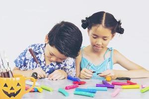 garçon et fille jouent joyeusement au jouet en argile photo