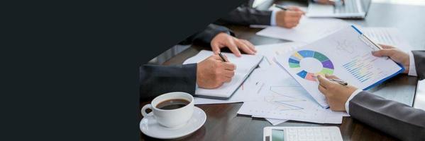 bannière de groupe de gens d'affaires professionnels travaillant ensemble analyser au bureau, travailler ensemble pour discuter du rapport de statistiques financières de l'entreprise, réfléchir à des idées de documents de données graphiques sur la table. photo