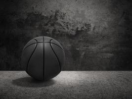 ballon de basket noir sur fond de mur de ciment photo