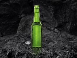 bouteille de bière verte avec compte-gouttes sur fond de charbon noir photo