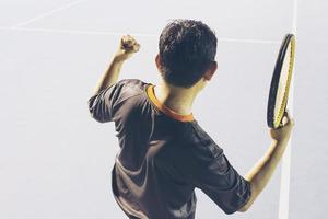 joueur de la victoire dans un match de tennis photo