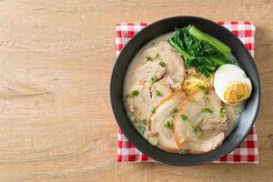 nouilles ramen dans une soupe d'os de porc avec du porc rôti et des œufs photo