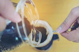 processus de fabrication de boisson au café chaud traditionnel thaïlandais photo