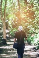 photographe voyageant dans la forêt pour de belles photos de forêt