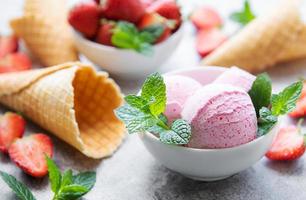 glace aux fraises maison avec des fraises fraîches photo