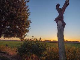 coucher du soleil dans le muensterland allemand photo