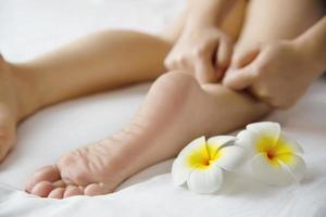 femme recevant un service de massage des pieds d'une masseuse en gros plan à la main et au pied - détendez-vous dans le concept de service de thérapie de massage des pieds photo