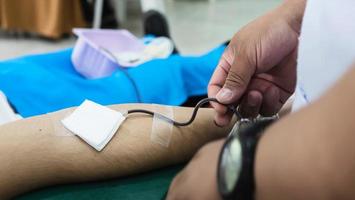 homme bénévole donnant un don de sang à une organisation croisée rouge - personnes ayant un concept de don de sang photo
