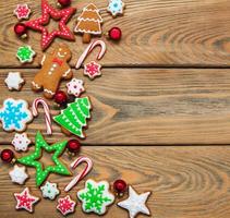 biscuits colorés au gingembre et au miel de noël photo