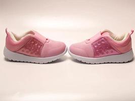 Gros plan sur une paire de chaussures fille rose photo