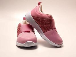 Gros plan sur une paire de chaussures fille rose photo