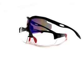 image de lunettes de soleil anti uv adaptées aux activités de plein air pour protéger les yeux des rayons ultraviolets photo