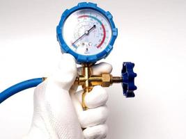 photo d'un manomètre bleu, outil habituellement utilisé par le technicien pour mesurer la pression du gaz.