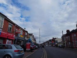 une séquence aérienne et une vue en grand angle de la ville de luton en angleterre sur un quartier résidentiel bury park de la communauté pakistanaise et cachemirienne asiatique. photo