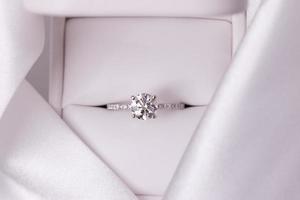 bague de mariage en diamant photo