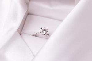 bague de mariage en diamant photo