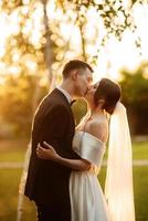 jeune couple le marié en costume noir et la mariée en robe courte blanche photo