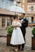 jeune couple mariée et le marié dans une robe courte blanche photo